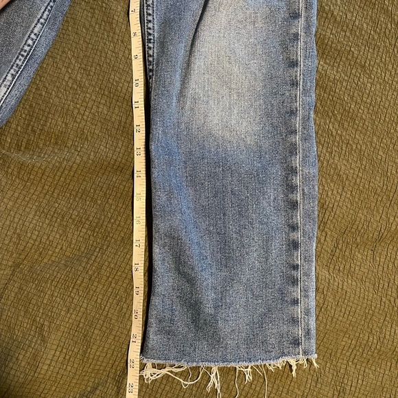 Women’s distressed Blue Jeans - Picture 6 of 7